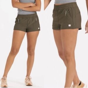 Vuori Women's Dash Shorts in Olive Green, Size XS, Zipper Pockets Lightweight
